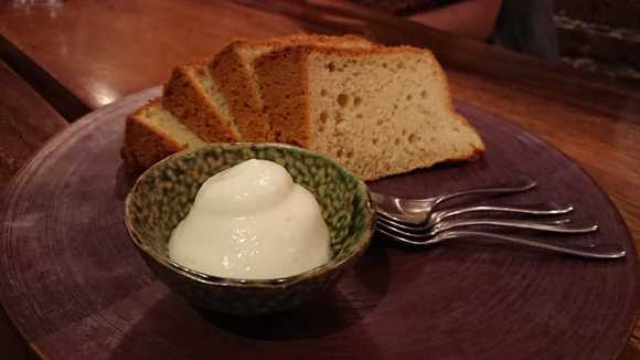 Chiffon cake with pear ice-cream