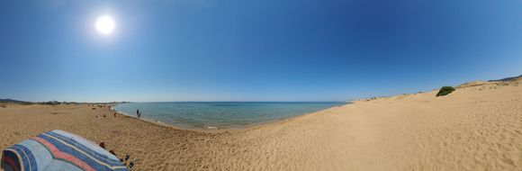 Here you usually have to walk a few hundred meters to find a nice empty spot.
