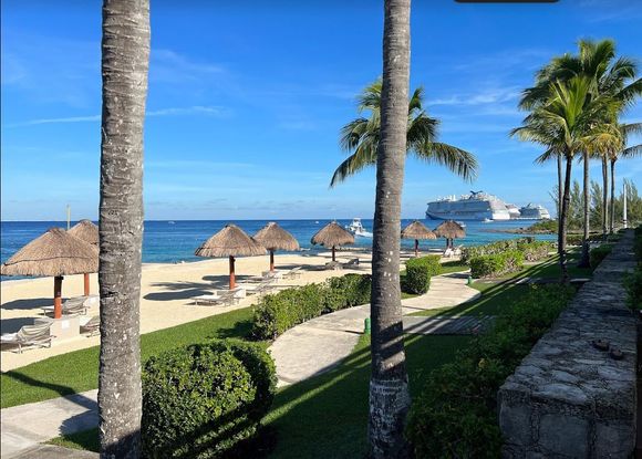 Northern beach in front of Reef rooms