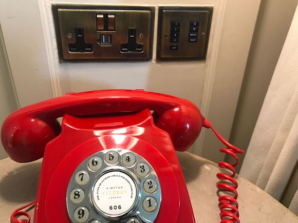 The room has all imperial power sockets, lighting is done per room in 4 buttons for each a luminious volume strength