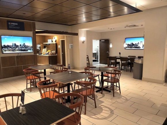 Holiday Inn Express Denver Downtown / Breakfast area