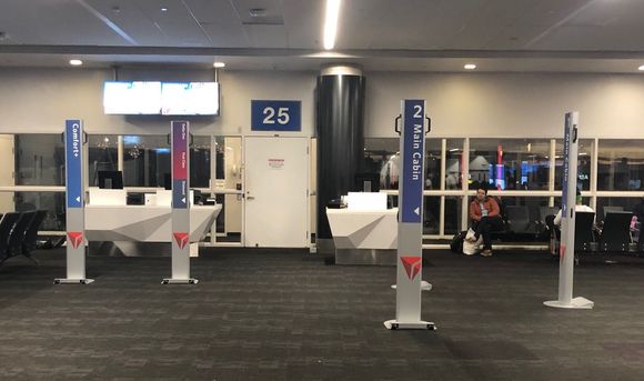 DL new boarding pillars at LAX.  Note how Comfort + stays close to the old "Premium" pole, while Sky Priority is now on the side.  No poles for Main 3 and Basic.