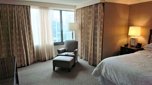 Suite: bedroom.