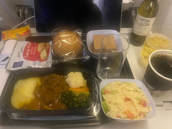 W lunch SIN-CDG. Main dish, the boeuf bourguignon, tasted really good.  