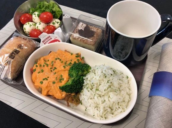 enroute to hawaii , a hot dinner service after take off