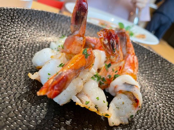 White wine pan-grilled prawns