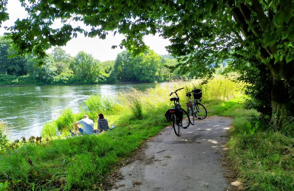Along the banks of the Ruhr river near the beginning of the hike at Haus Kemnade