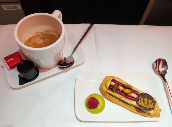 Coffee and dessert in SWISS Business class 