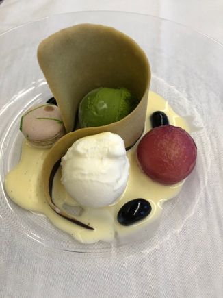 The ball of matcha ice cream here was this dish's best hit; I really enjoyed it as a whole and the presentation was very impressive as well. 