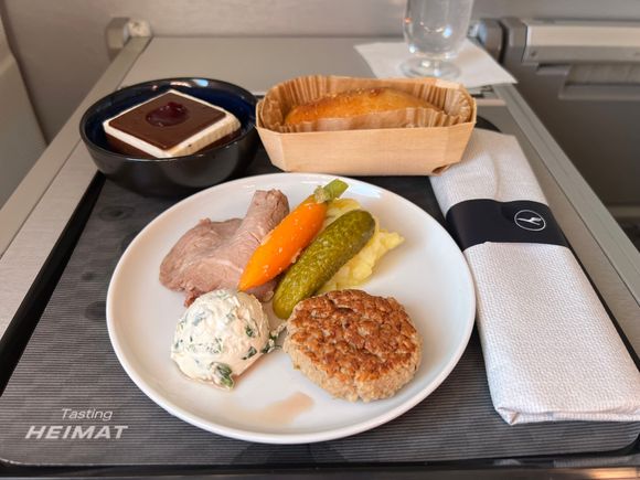 Lot of food for a 30 minute flight 