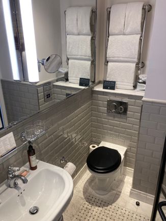 Sufficiant shaped bathroom 