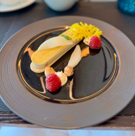 Pear and vanilla bavarois with poached pear, vanilla cream, golden hazelnut, tuile, mango gel - this was very nice 9/10