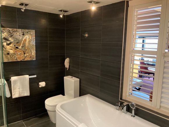 Toilet and large bath: everything was clean