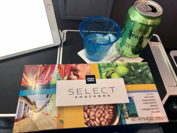 
No blue label sandwiches on this flight, only snack boxes and no variety of snack boxes - only the Select box. 