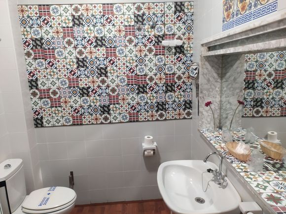 The bathroom was lovely, with tiles covering the walls 