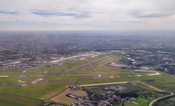 A clear view of Le Bourget airport (LBG) on approach to Paris Charles de Gaulle airport (CDG)