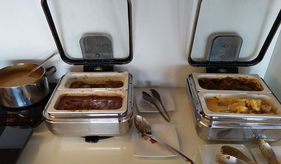 Decent hot food options in the lounge 