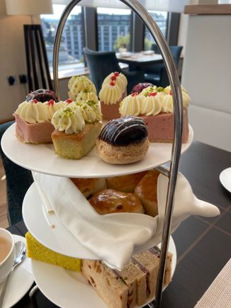 Étagière for afternoon tea (sele