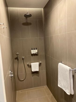 Showerstal, but slippery if soaped up in Byredo, ask for anti slip mat 
