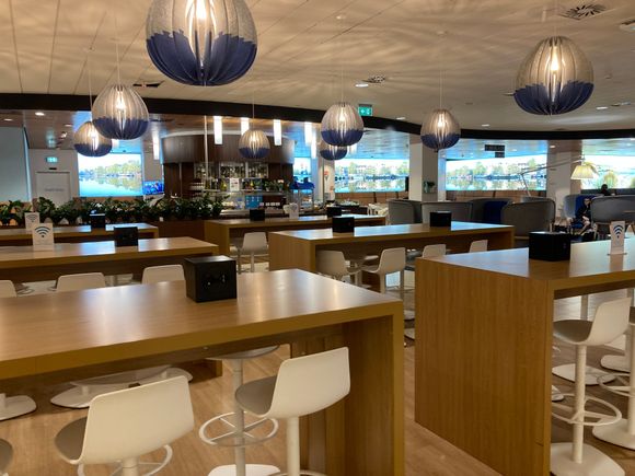 Hotdesking and high top seating