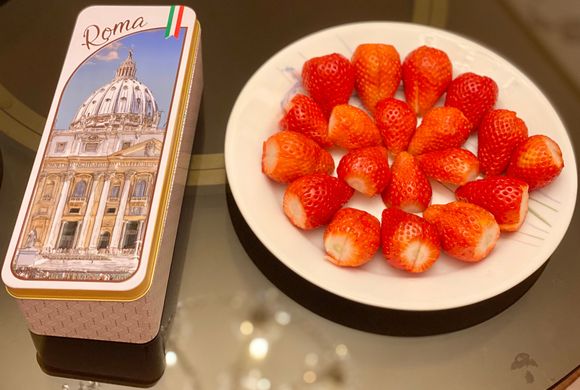 Strawberries from Kyoto and sweets / toffee from Italy 