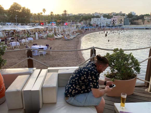 Paranga stradles the beach 