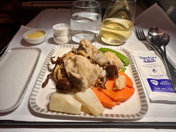 SQ meal in J, really excellent - so jealous when I have to compare to LH Group regional flight catering "Taste of Heimat" :(.