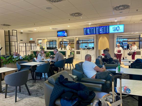 Lounge was 30-40% full at 7:15am 