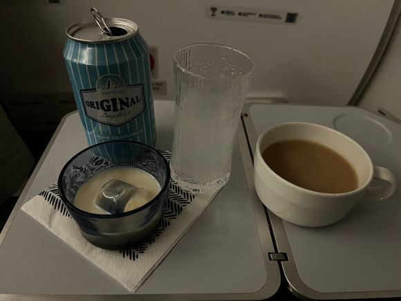 Usually you can choose bailey’s or kyrö dairy cream but only kyrö on this flight
