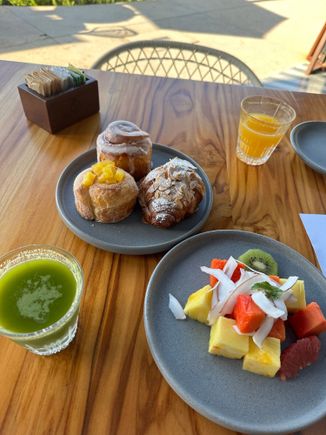 Sweet bread and fruit plate
