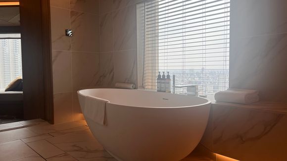 Corner studio bath tub