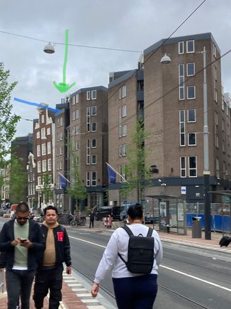 The blue arrow shows the location of the terrace of room #620
The green arrow shows the terrace of the penthouse de witt