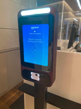 You can scan yourself in if you’re a WS Elite… If not, you chat with the dragons waiting outside. They also check for fully vaccinated status to get in the lounge.
