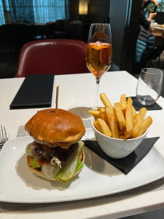 This is one of the best burgers I have ever consumed. I will order two for my next visit in Feb/24. 10/10