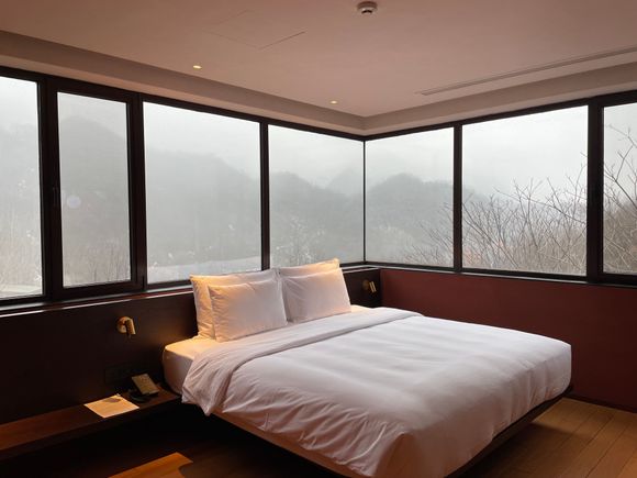 Cantilever 270 degree window room