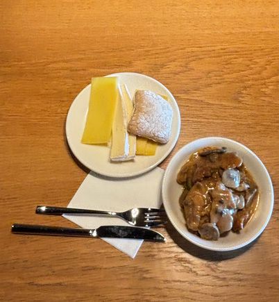 Bread, cheese and a small serving of Zürich-style chicken strips