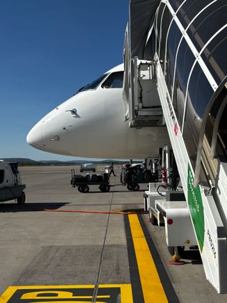 Embraer 190 nose 
