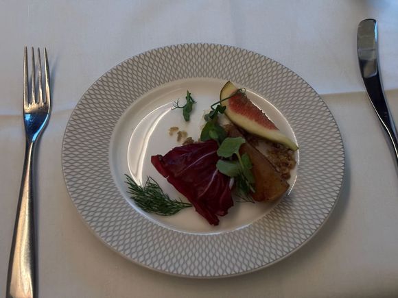A M U S E B O U C H E
British goat’s cheese, caramelised pear, fig, watercress