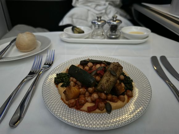 Hummus and zucchini, cold. Light meal in F arriving into LAX. Not very good unfortunately,‘could not eat it.