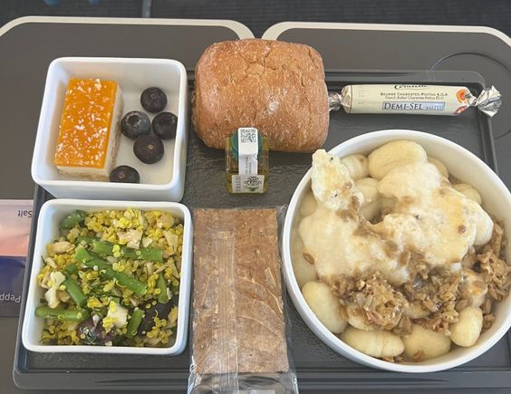 Hot lunch (gnocchi) CDG-OSL