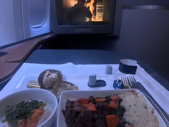 This is the full extent of my international F meal LHR LAX today
No menus, the only other ‘meal’ or ‘food’ provided in this 11h30 flight were some cheez-it or oreo or chips mini bags
Explanation not clearly offered, compensation not even hinted at