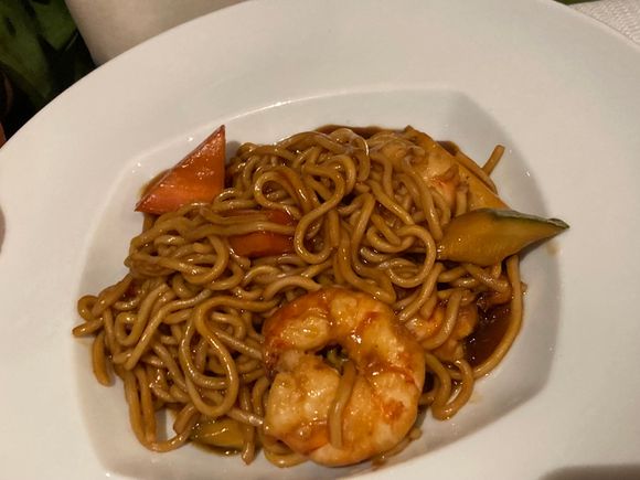 WOK & ROLL PAD THAI €15.00
Stir-fried rice noodles, vegetables and prawns twisted and turned in a hot wok.
We serve it with peanuts for sprinkling and lime for squeezing.