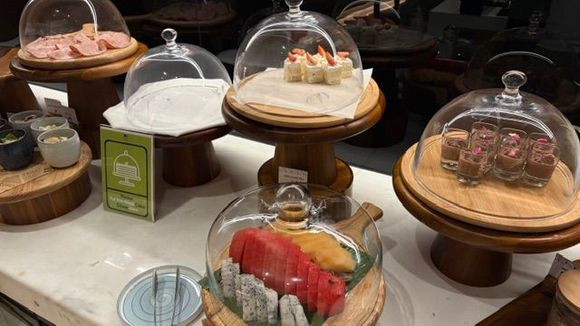 Happy Hour (desserts, sliced fruits)