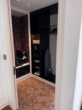 Park River View suite: Walk-In Closet