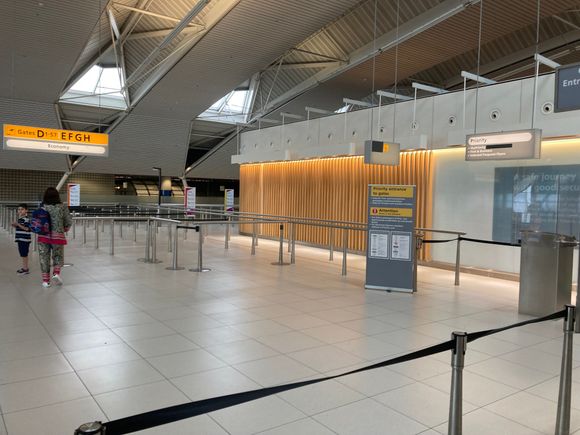 The context where this sign can be found : at T 3 non schengen security upper mezzanine