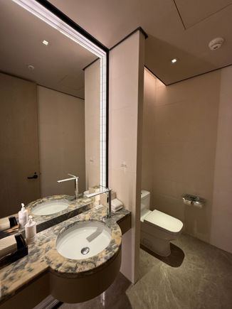 Second Bathroom next to Living Room. 