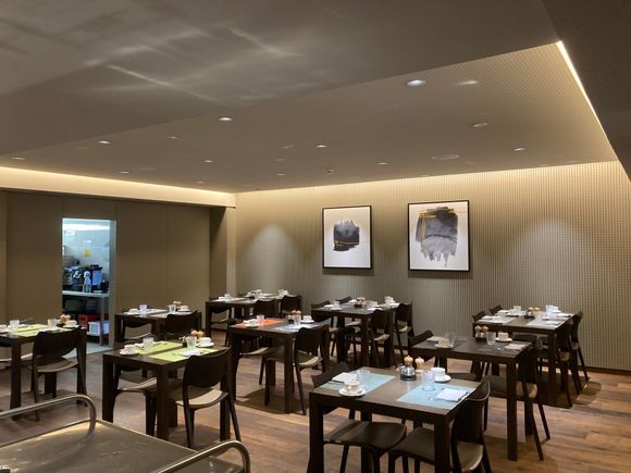 A look into the club lounge breakfast room annex (this seating is only open during breakfast hours)