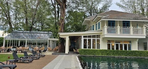 Views around the resort - Bungalow restaurant and bar