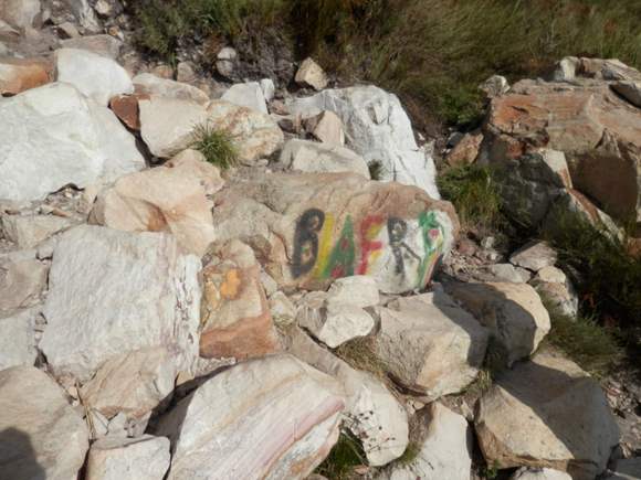Don't understand why people indulge in this kind of behaviour - there were other similar rocks and boulders along the trail that were similarly disfigured