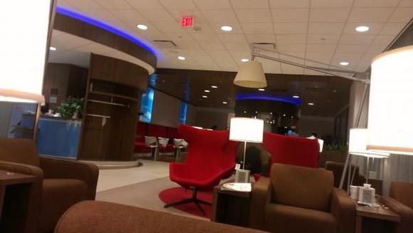 IAH Crown Lounge